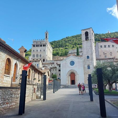 Residenza Via Dante Hotel Gubbio Bagian luar foto