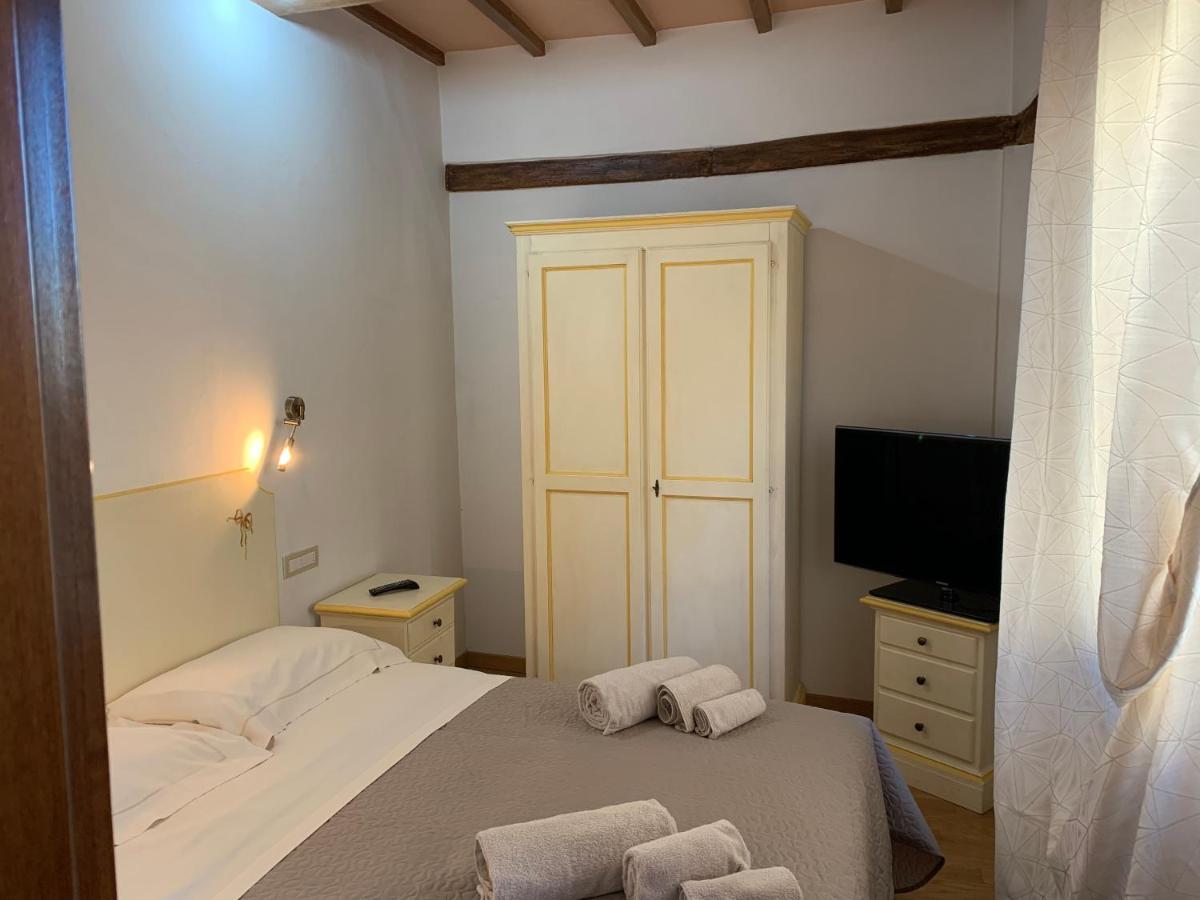 Residenza Via Dante Hotel Gubbio Bagian luar foto