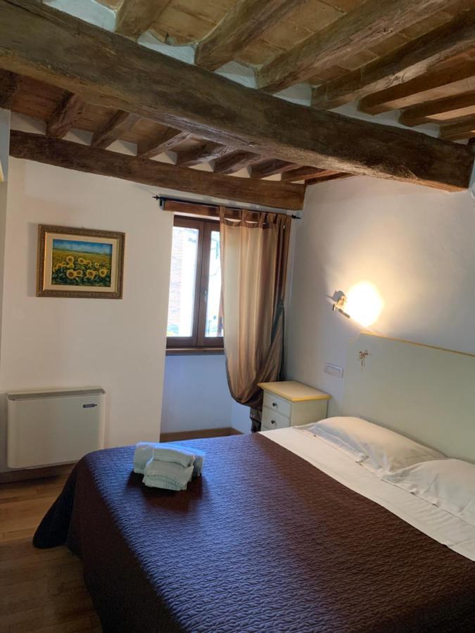 Residenza Via Dante Hotel Gubbio Bagian luar foto