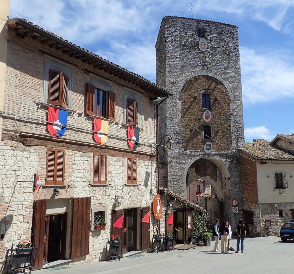 Residenza Via Dante Hotel Gubbio Bagian luar foto