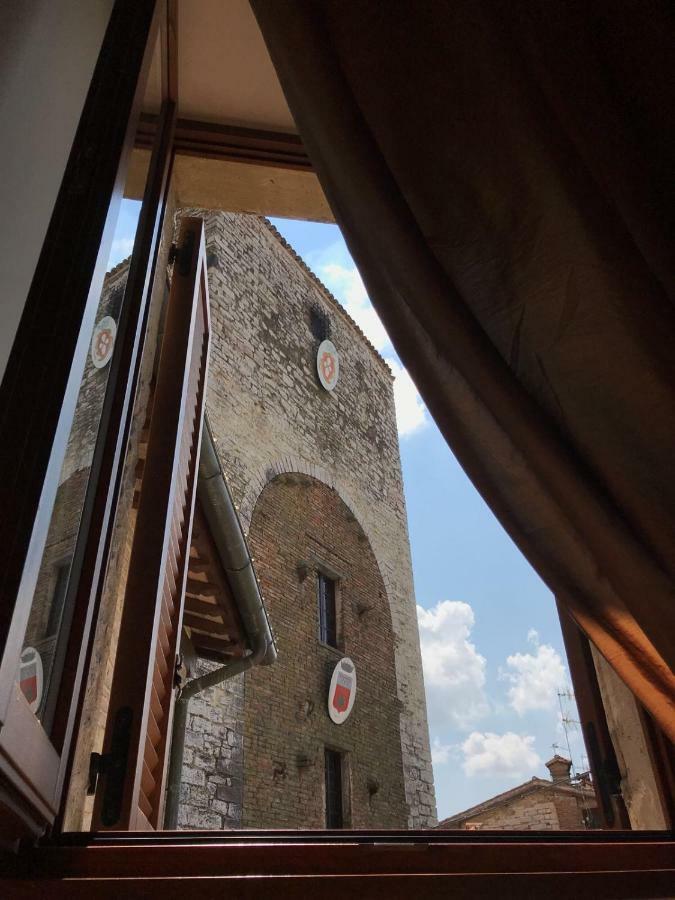 Residenza Via Dante Hotel Gubbio Bagian luar foto