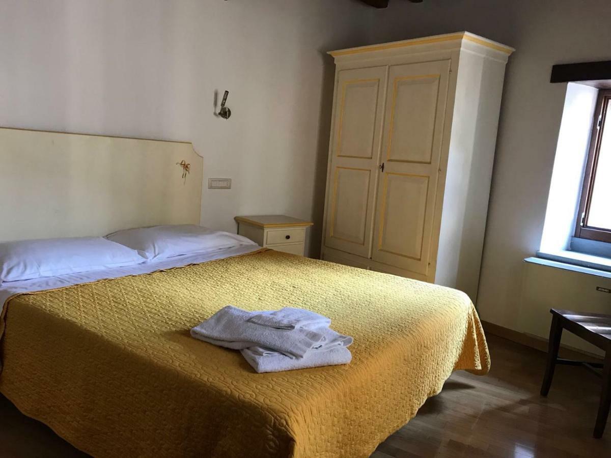 Residenza Via Dante Hotel Gubbio Bagian luar foto